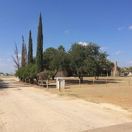 Pearsall Frio Inn מראה חיצוני תמונה